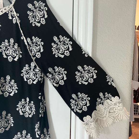 Chicos size 1 black/off with accent lace top - Picture 3 of 5